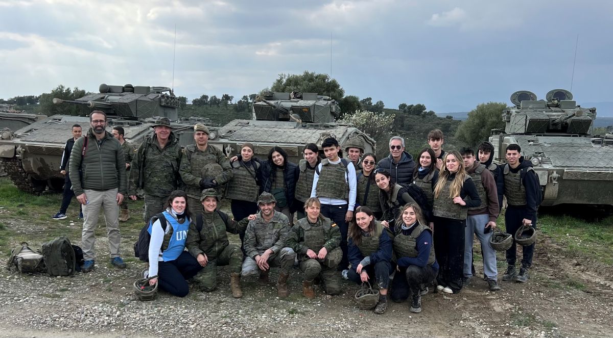 Estudiants de Periodisme de la CEU UAO es formen en una simulació de l’Exèrcit de Terra